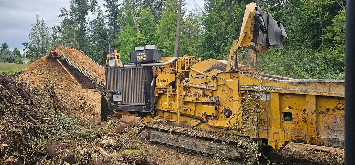 Horizontal grinder processing cleared material