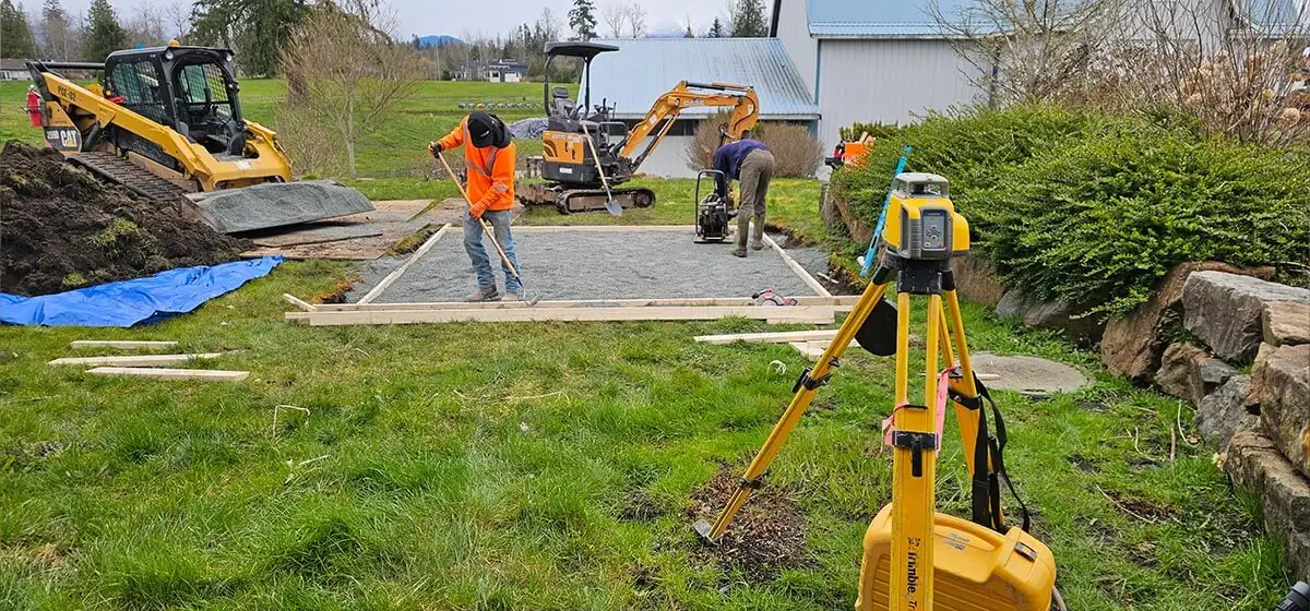 Compact equipment preparing a patio base